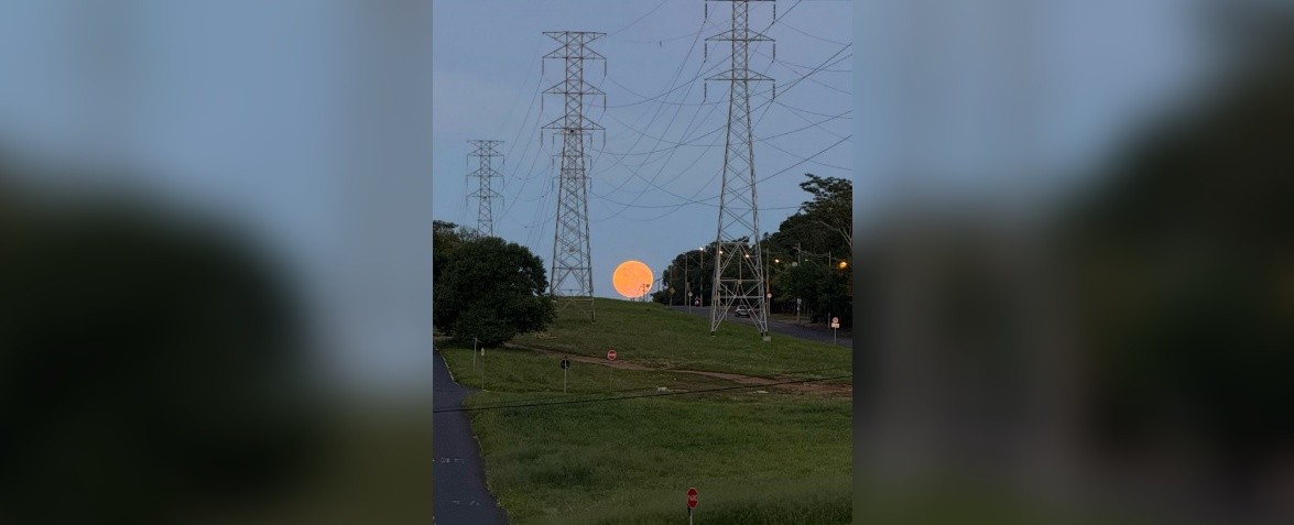 VÍDEO: moradora de Rio Preto registra Lua 'gigante' ao fim do eclipse no início da manhã