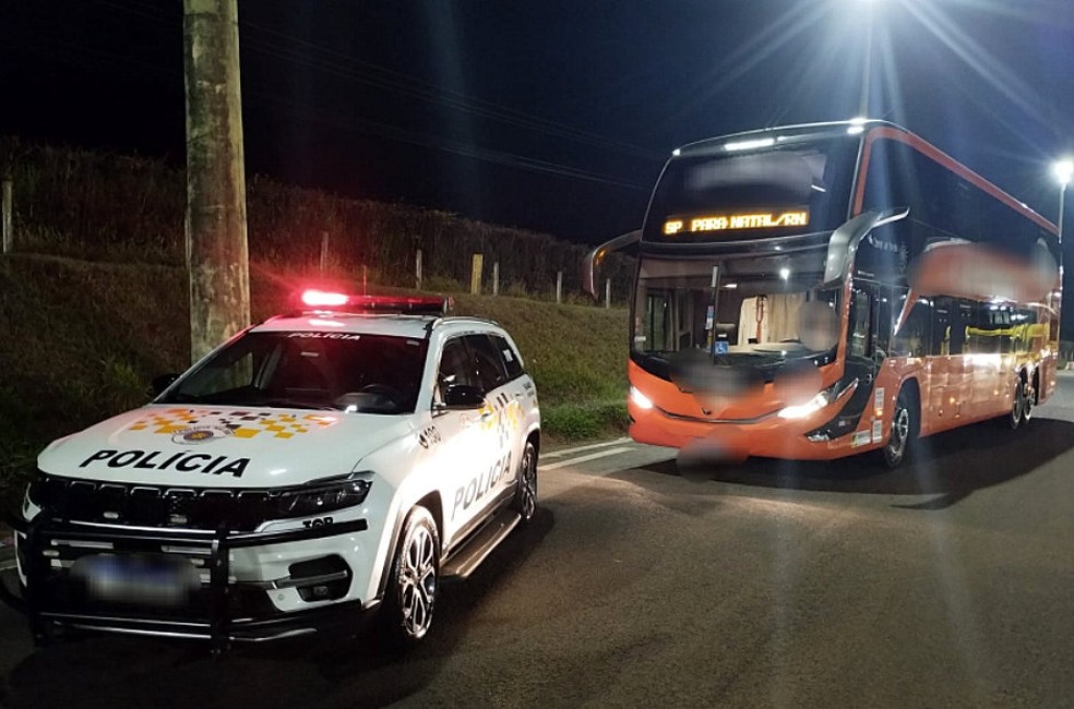 Mulher é presa ao transportar mala com 20 kg de maconha em Leme — Foto: Polícia Rodoviária/Divulgação
