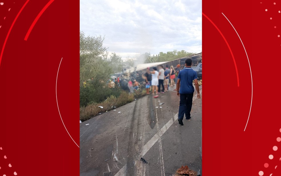 Colisão entre van e caminhão deixa mortos na BR-116, na Bahia — Foto: Blog do Valente