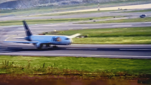VÍDEO: Avião arrasta fuselagem na pista após problema com trem de pouso no aeroporto de Istambul
