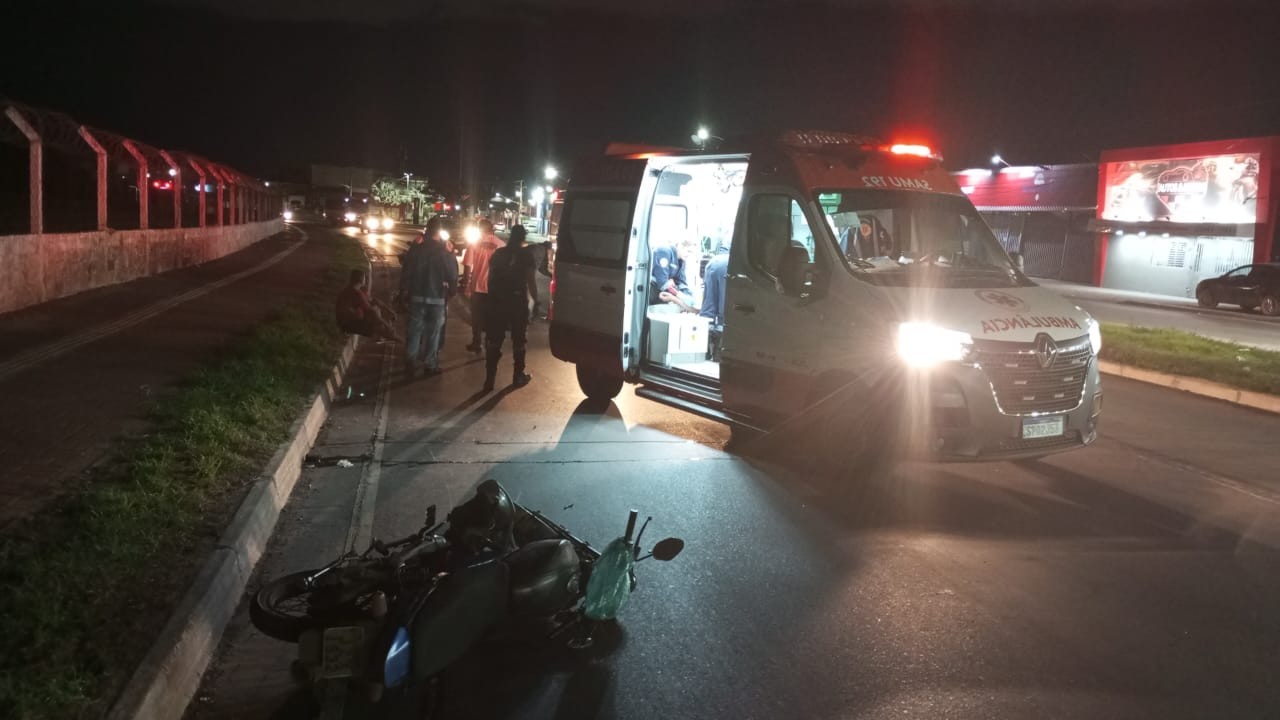Motociclista fica ferido após bater contra ciclista em Várzea Grande