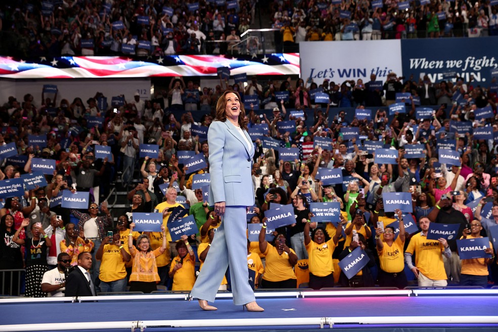 Kamala Harris em comício em Atlanta — Foto: REUTERS/Dustin Chambers