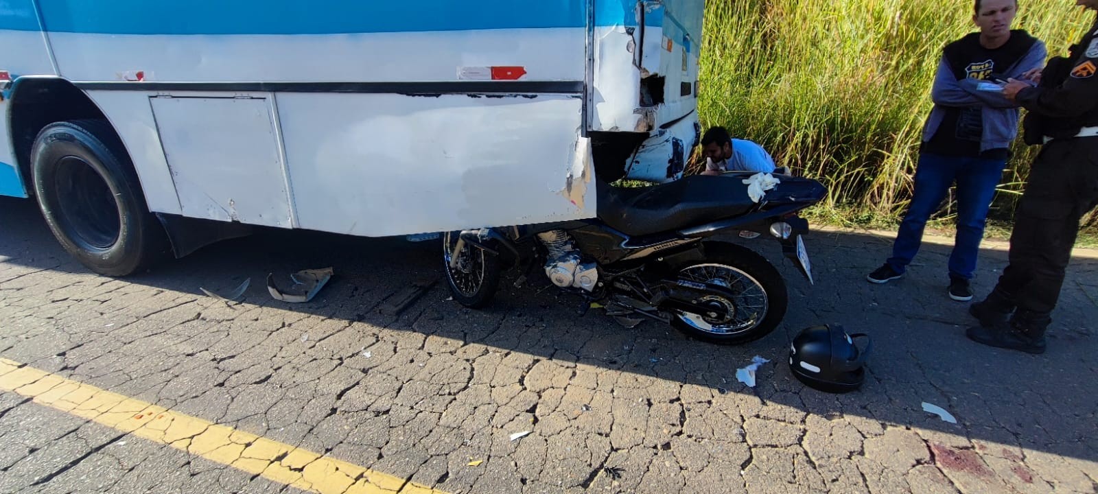 Acidente entre moto e ônibus deixa dois feridos na RJ-198, entre Itaperuna e São José de Ubá 