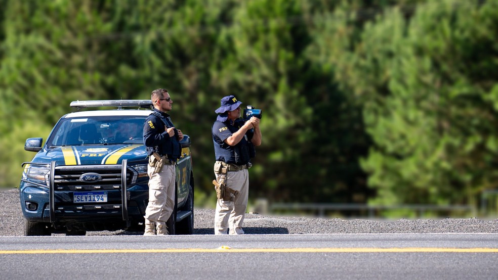 Levantamento da PRF mostra que desrespeito aos limites de velocidade e ultrapassagens proibidas seguem entre os principais fatores de risco para sinistros graves. — Foto: Divulgação/PRF