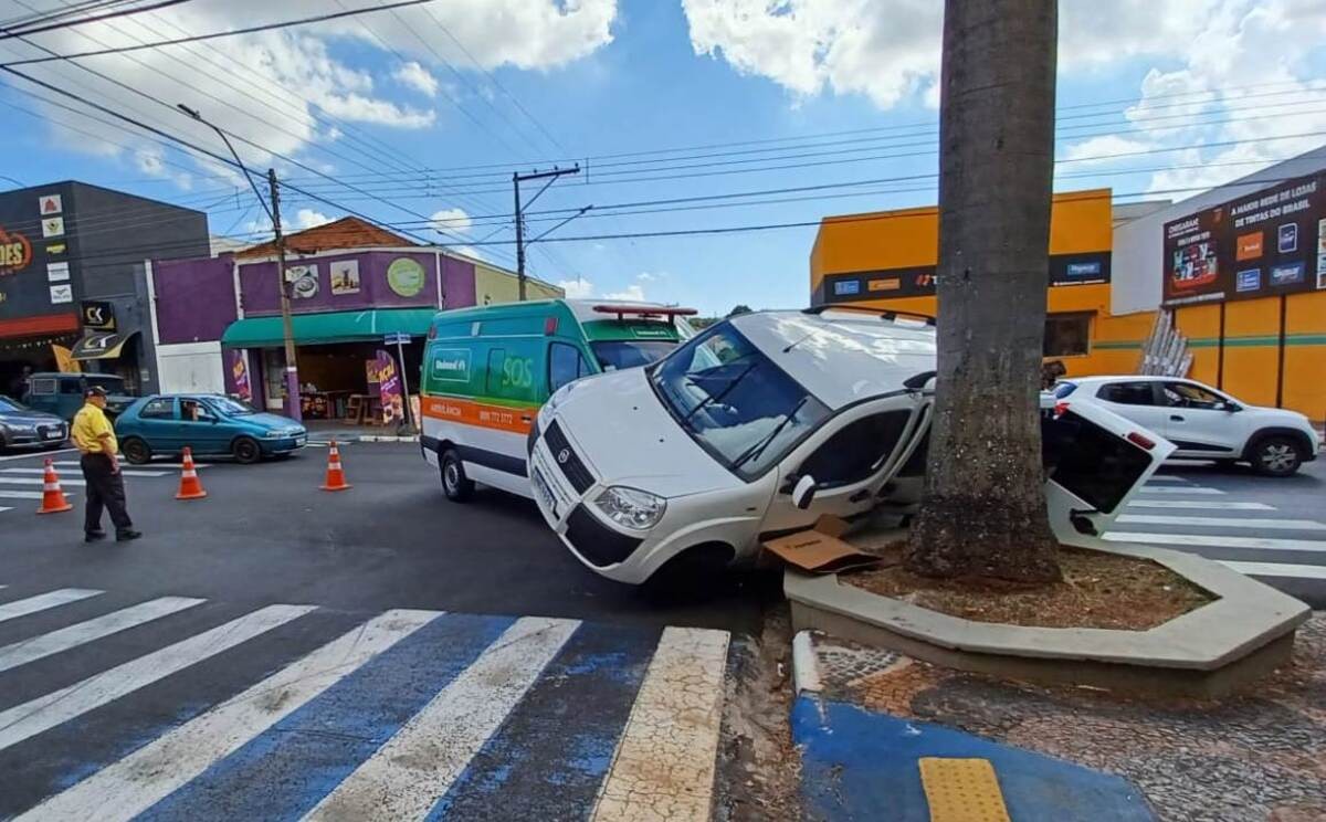 Ambulância que socorria criança com urgência bate em carro em avenida de São Carlos