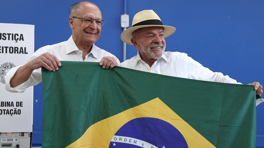 Lula, Flávio Bolsonaro e Zema votam acompanhados de aliados e familiares