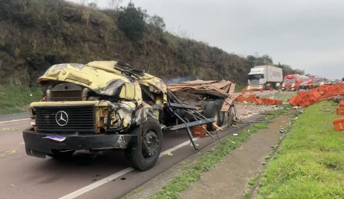 Motorista que voltava do interior de SP capota na BR-277