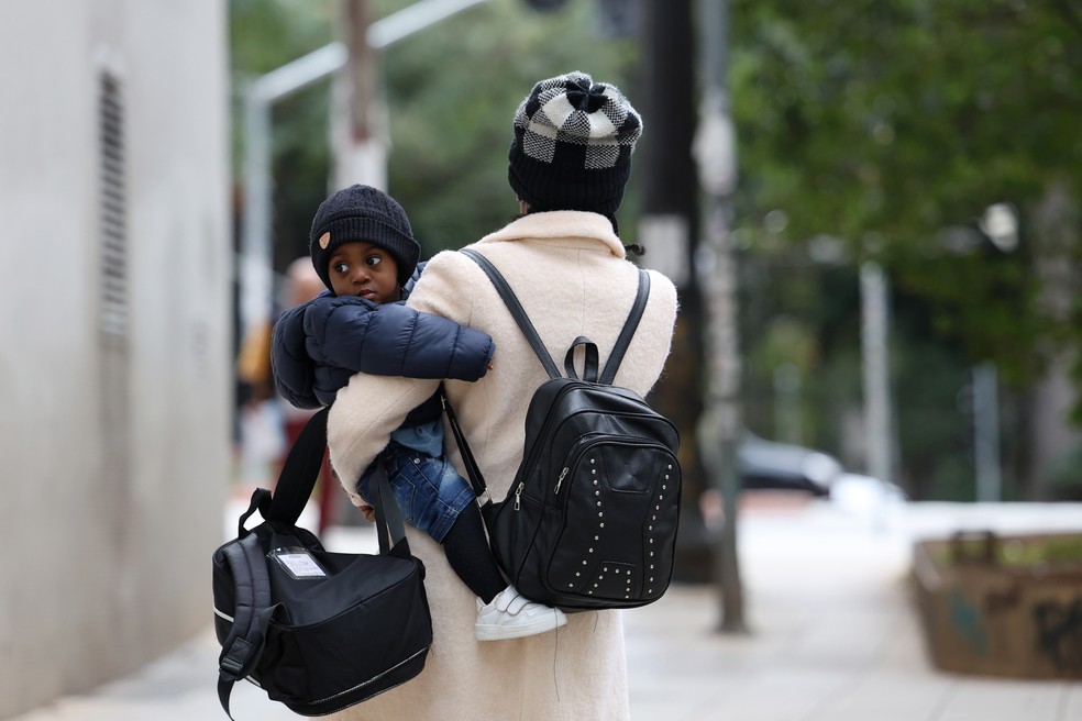 01/07/2025 - Chegada de frente Fria no centro da capital Paulista. — Foto: Rovena Rosa/Agência Brasil