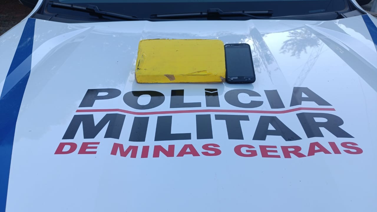 Mulher tenta esconder sacola com cocaína usando os pés após táxi que ela estava ser parado em blitz