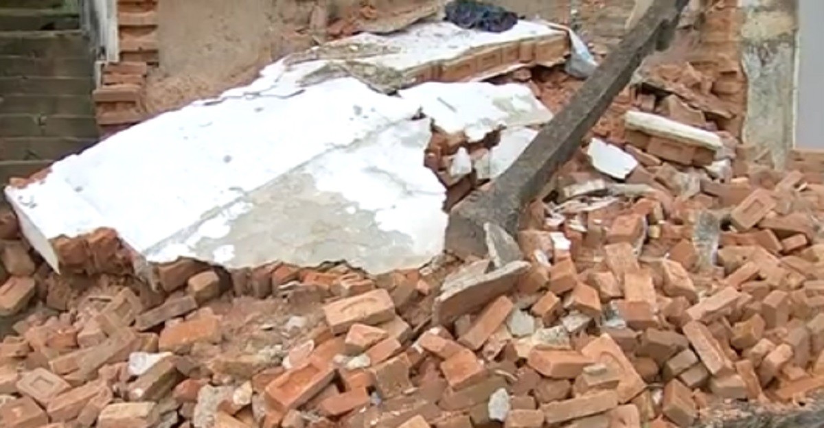 Desabamento de casa interdita calçada e acende alerta para riscos estruturais em Bauru