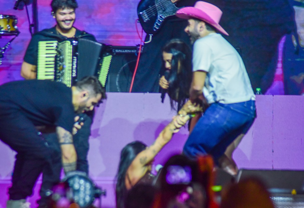 Ana Castela é derrubada no chão após trombar com Odorico Reis — Foto: Edu Araujo/Agnews