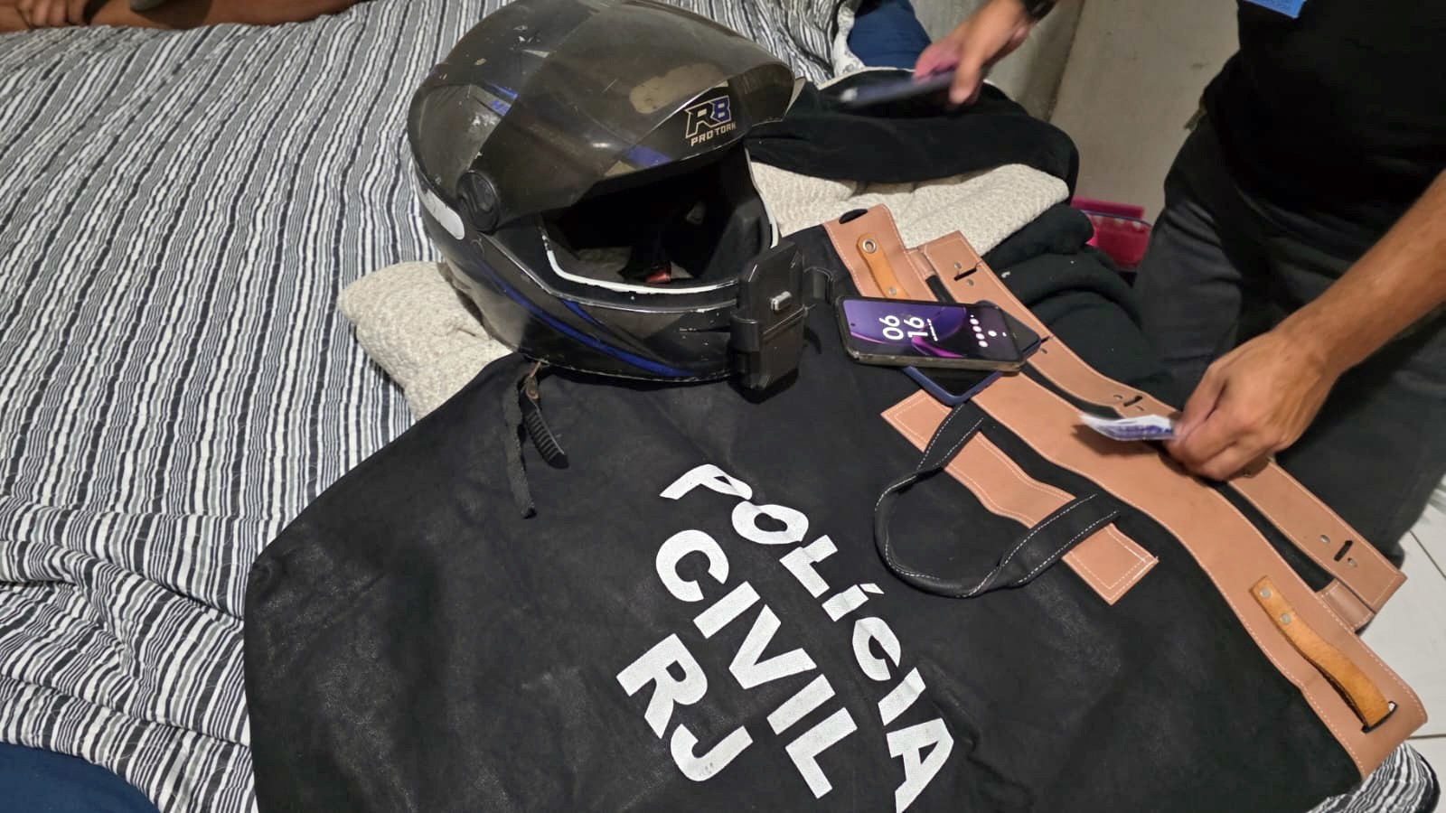 Motociclista que divulgava manobras perigosas e até agressões a pedestres é alvo de operação