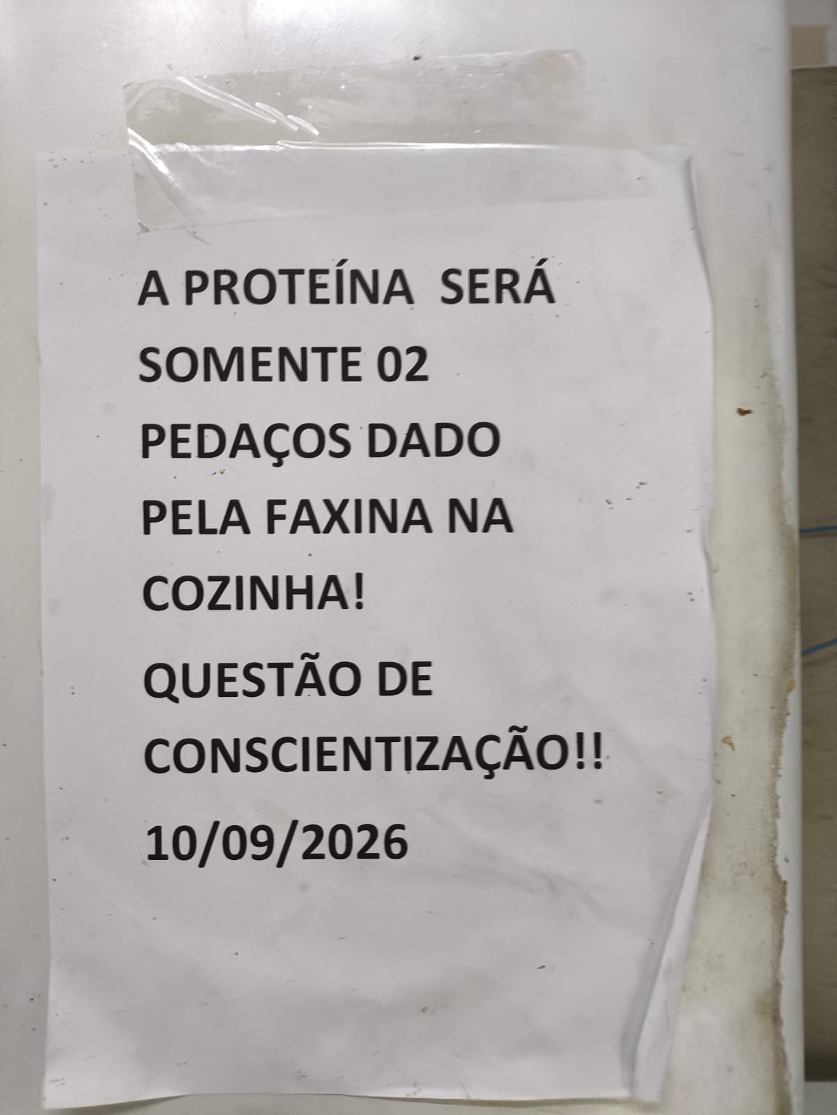 Diretora presa por desvar comida limitava refeições a ‘dois pedaços’ de proteína em presídio; cartaz pedia 'conscientização'