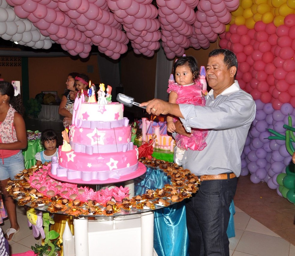 Miriam Hadassa e o pai, Sebastião Costa, comemorando juntos o primeiro ano da menina em Rio Branco — Foto: Arquivo pessoal