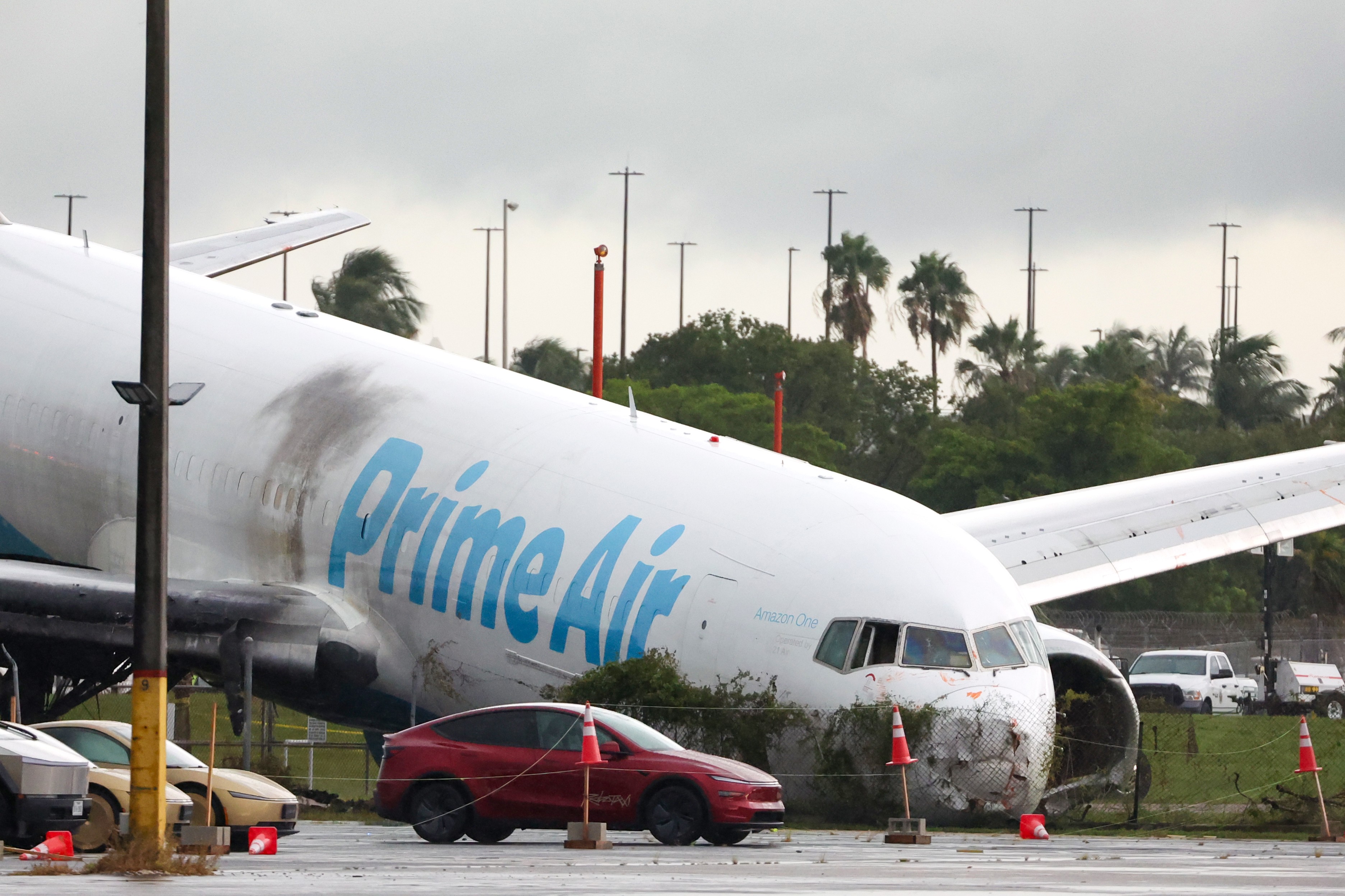 Todos os 5 mortos em incidente com avião da Amazon que saiu da pista em Miami estavam em van; pilotos receberam alta do hospital