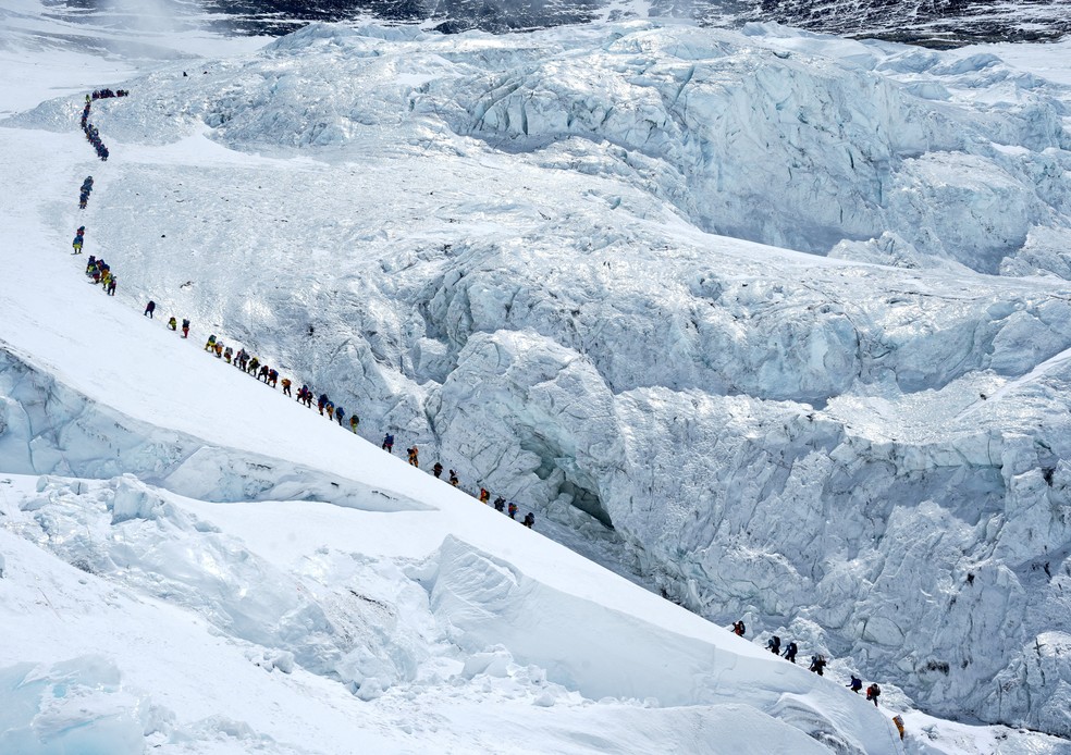 Foto do dia 18 de maio de 2026 mostra escaladores em fila no caminho para o Monte Everest, na região do Nepal — Foto: Reuters/Purnima Shrestha