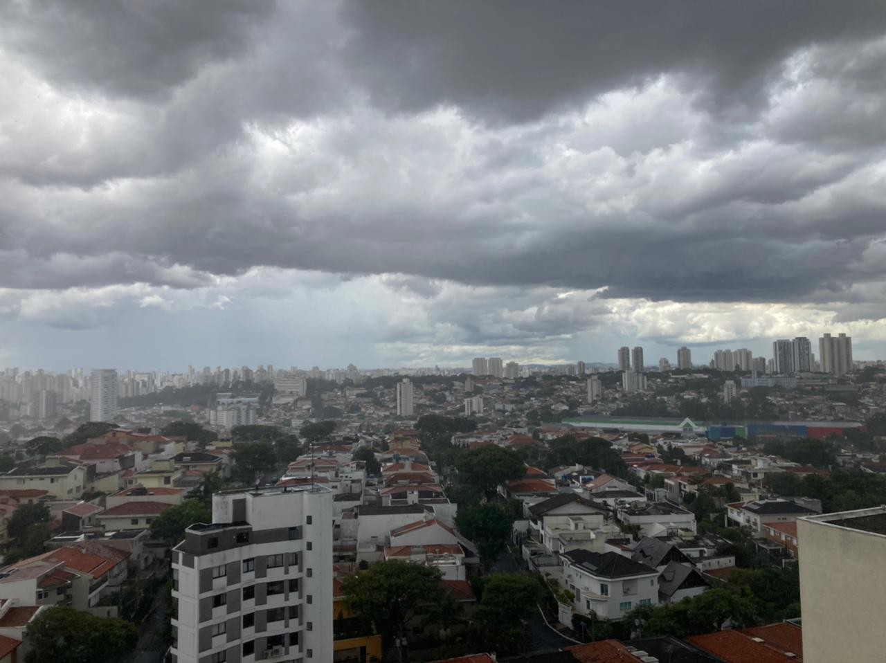 Chuva deixa toda a cidade de SP em estado de atenção para alagamentos | G1