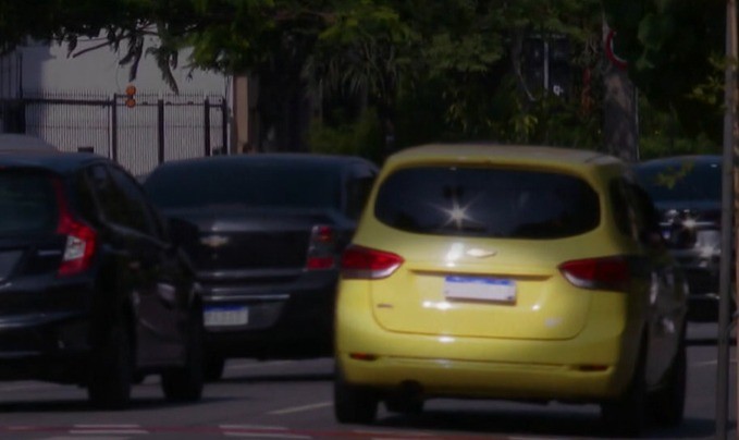 Motoristas usam sprays para disfarçar placas de carros e fugir de multas no Rio  