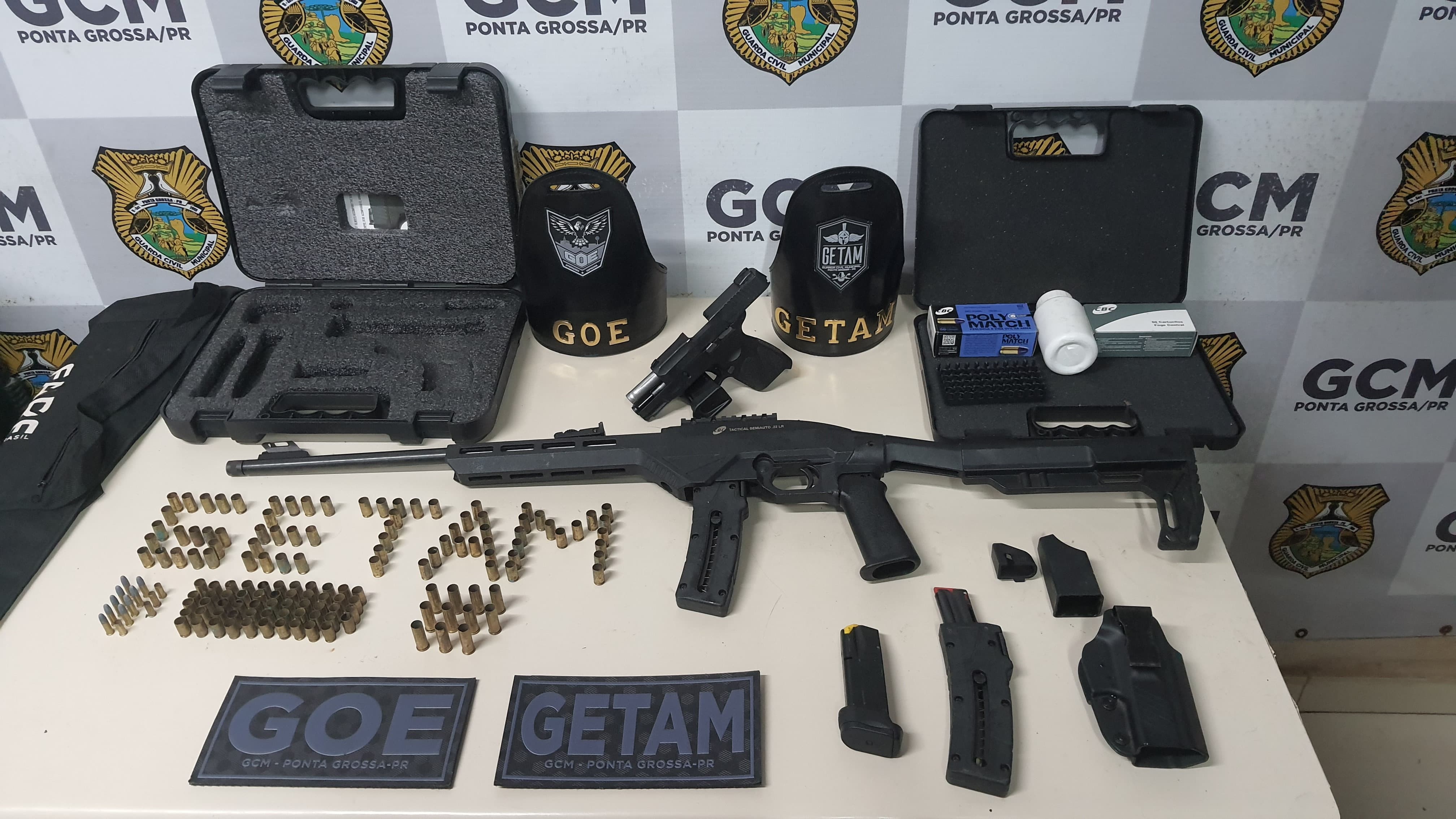 Após ser agredida na frente dos filhos, mulher denuncia que marido escondia arsenal, e armas são apreendidas no Paraná