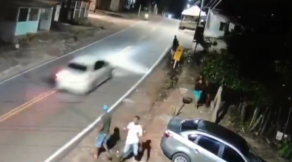 Imagem mostra momento que motorista fugiu sem prestar socorro — Foto: Reprodução/TV Santa Cruz
