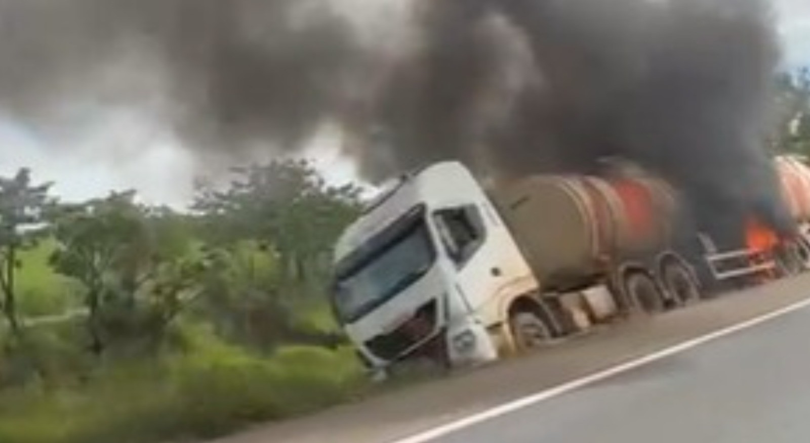 VÍDEO: Caminhão-tanque carregado com combustível pega fogo na BR-365 em MG