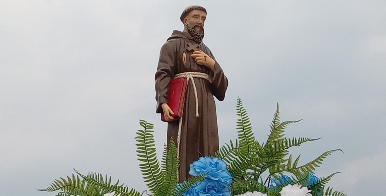 São Francisco de Assis: casal coleciona mais de 100 imagens do santo de diferentes lugares 