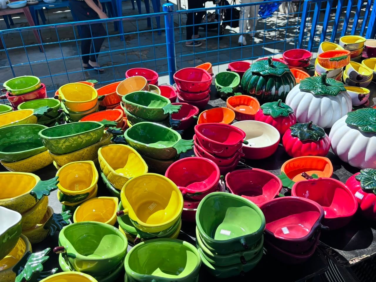 Feira de porcelanas une peças por R$ 5 e solidariedade para atender mais de 1,6 mil pessoas