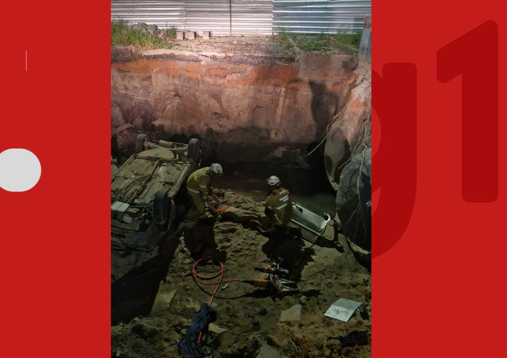 Mulher morre após carro conduzido por motorista embriagado romper bloqueio de rua interditada e cair em cratera