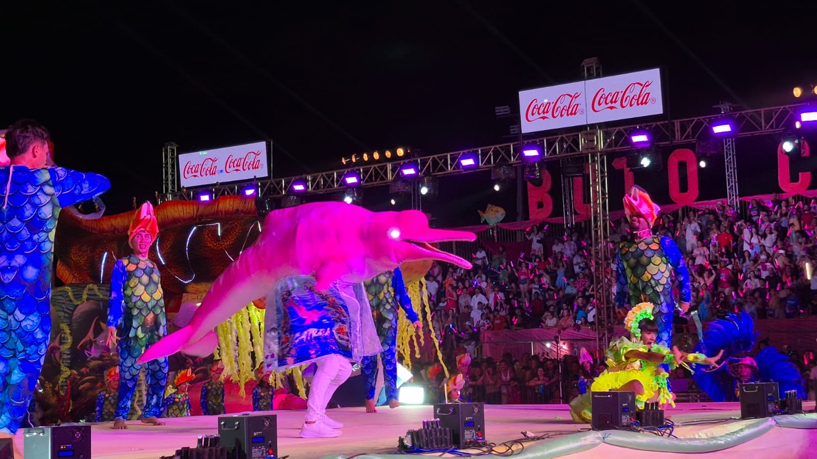 Boto Cor de Rosa homenageia catraieiros e destaca força do povo Borari durante apresentação no Festival dos Botos do Sairé