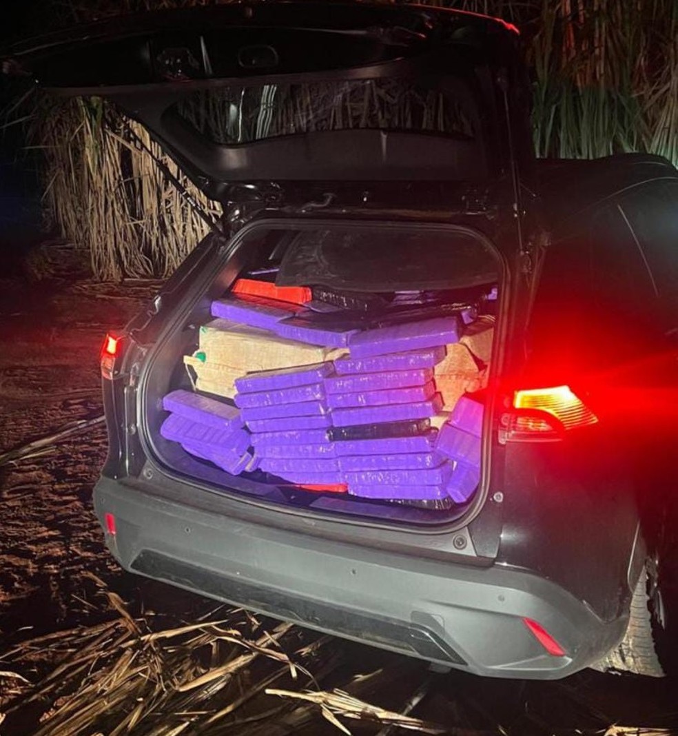 Carro carregado de maconha foi abandonado em canavial, em Teodoro Sampaio (SP), nesta terça-feira (11) — Foto: Pontal News