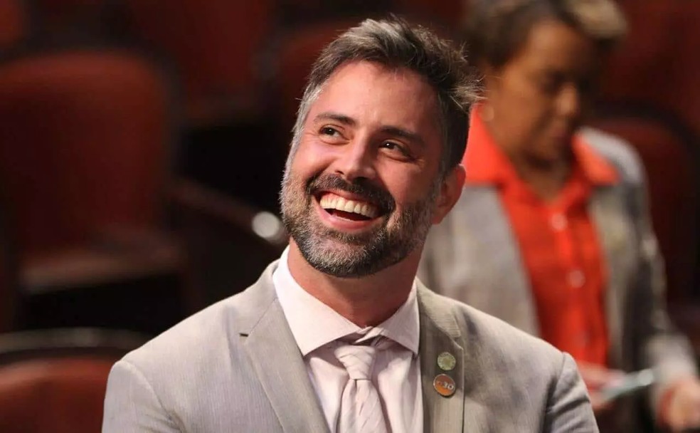 4 de 4
O ex-deputado Alexandre Freitas (Novo) &eacute; arremessado de moto ap&oacute;s acidente na Lagoa &mdash; Foto: Divulga&ccedil;&atilde;o