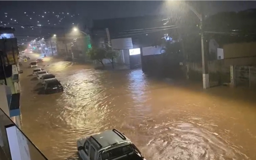 MOTOS no Desafio da Cidade a Noite na Chuva Forte