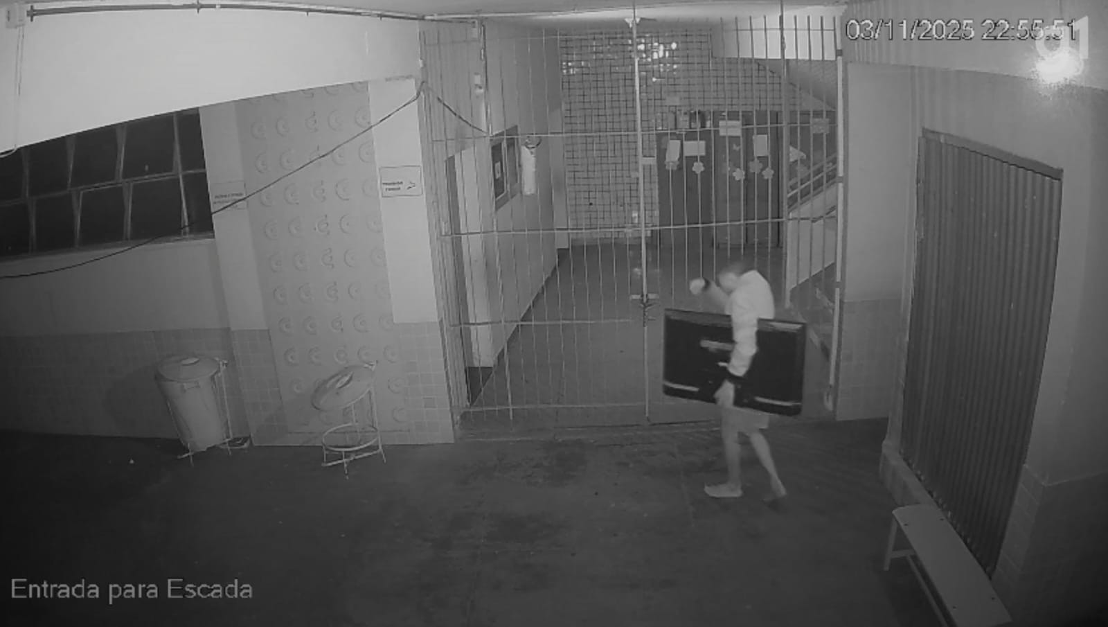 VÍDEO: homem invade escola pública de Porciúncula e foge com televisores