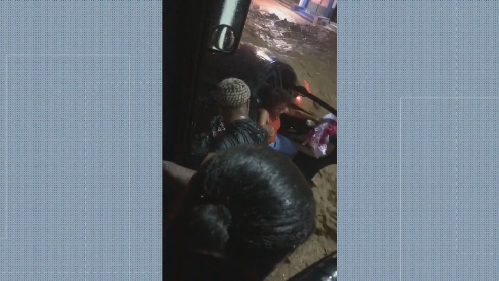 Marcos Vinícius Vasconcelos, de 20 anos, resgatou família de carro em Nova Iguaçu, na Baixada Fluminense — Foto: Reprodução/ TV Globo