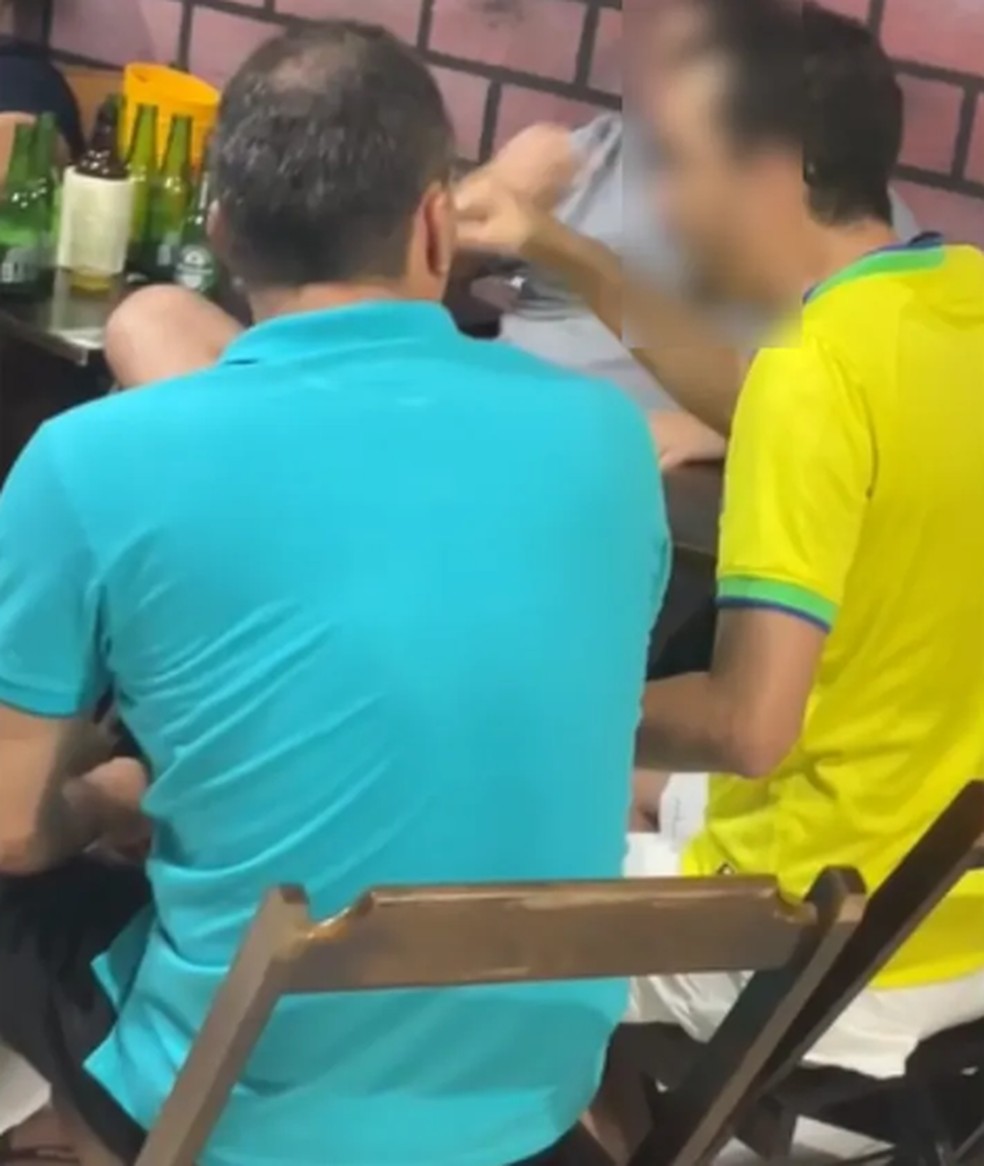 Moisés (de camisa azul), vice-prefeito de Uauá, ao lado de Elizeu (de camisa amarela), então assessor da prefeitura antes de briga — Foto: Reprodução/Redes Sociais