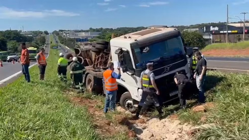 Caminhão com 60 mil litros de vinhaça tomba e carga atinge córrego de rodovia em Rio Preto-SP