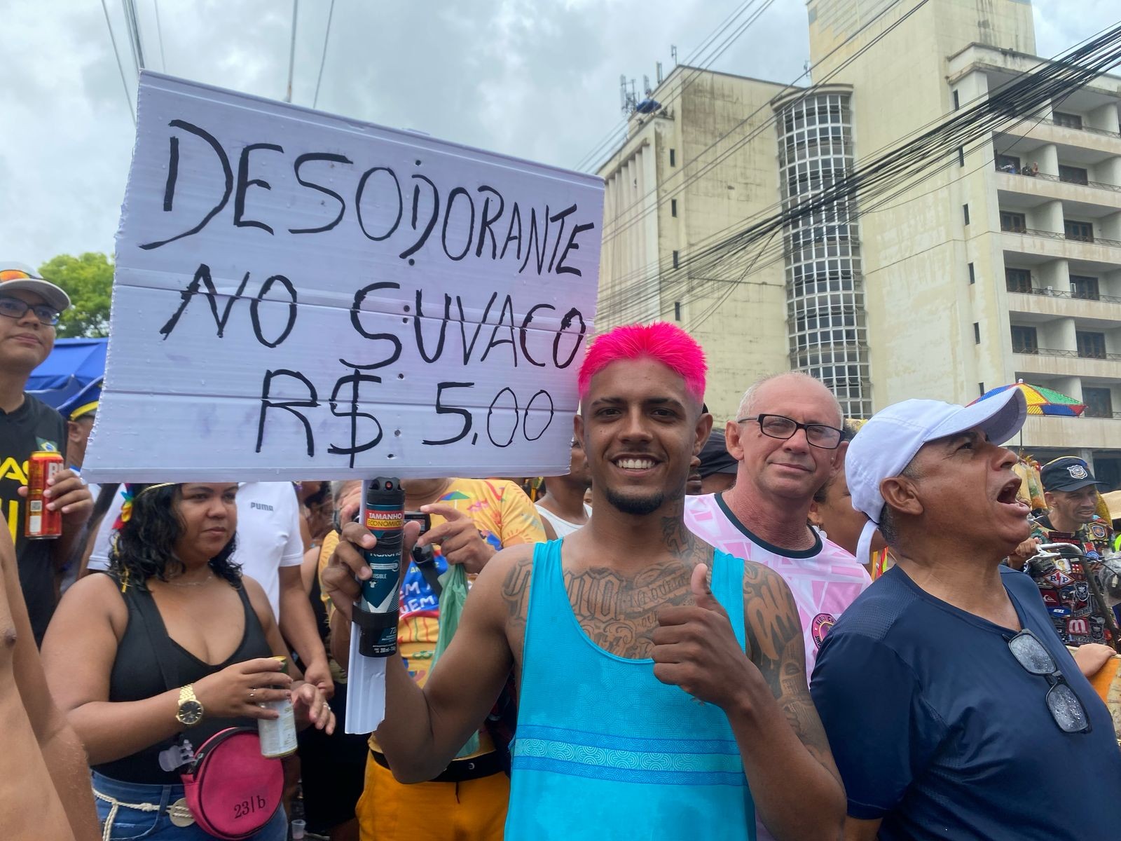 Folião vende 'desodorante no sovaco' para quem quer brincar cheiroso no Galo da Madrugada: 'Utilidade pública'