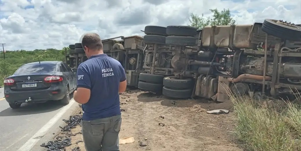 Motorista morre após carreta tombar em rodovia na Bahia; trecho da BR-116 ficou interditado