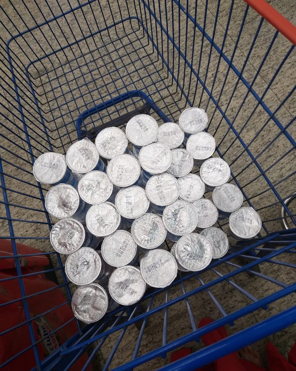 Gestora aproveita aniversário para realizar sonho e distribui marmitas para moradores de rua de Ubatuba — Foto: Projeto UbaSolidária