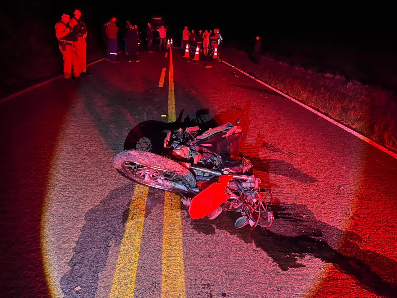 Motorista de carro tenta fazer ultrapassagem, bate de frente com moto e foge, no PR; casal que estava na moto morreu no local