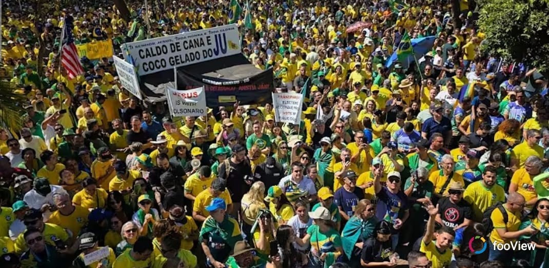 Apoiadores de Jair Bolsonaro fazem manifestação no Eixão, no DF 
