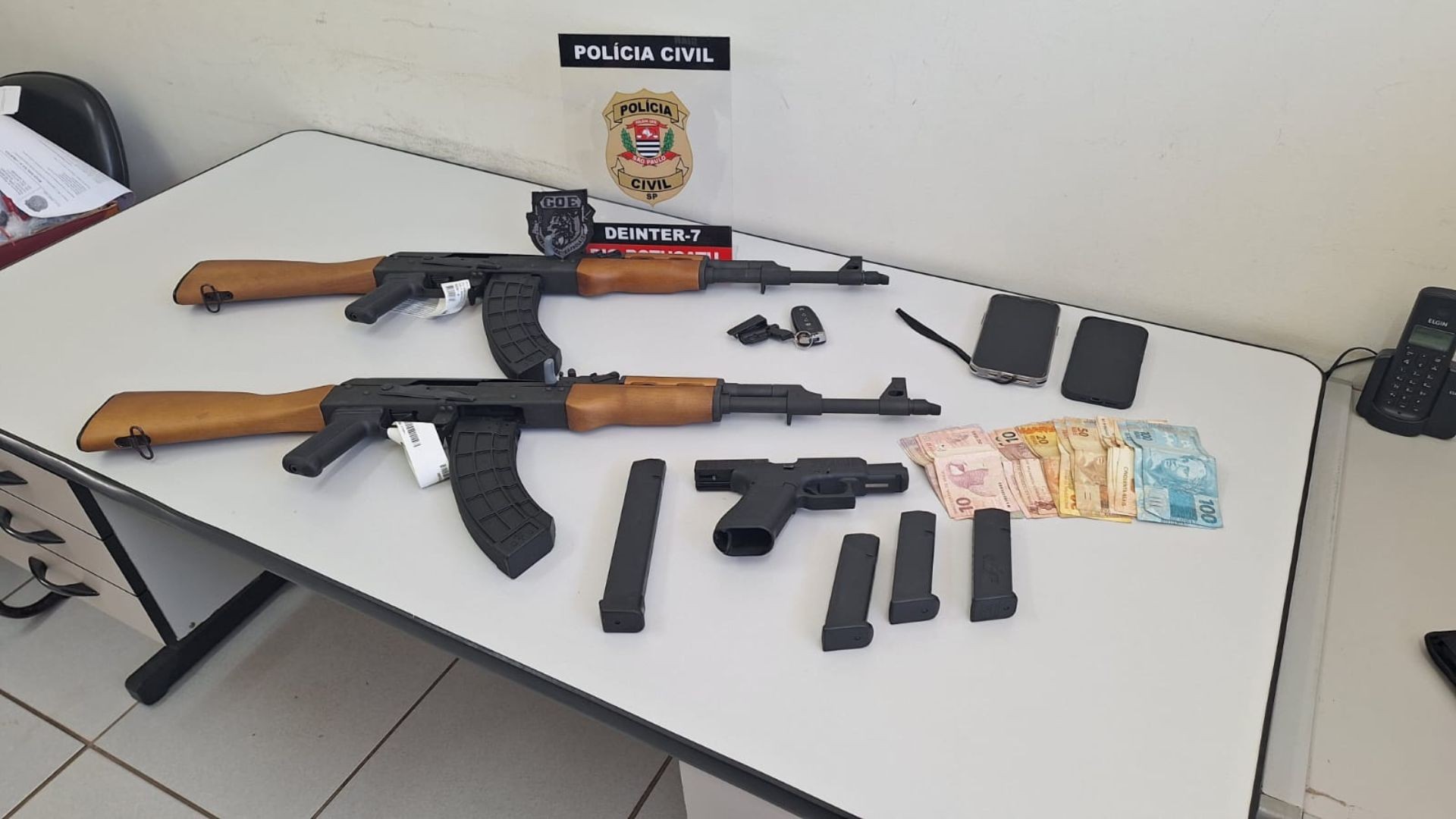 Suspeitos são presos em flagrante ao se apresentarem como policiais do Exército e tentarem comprar fuzis em loja de armas