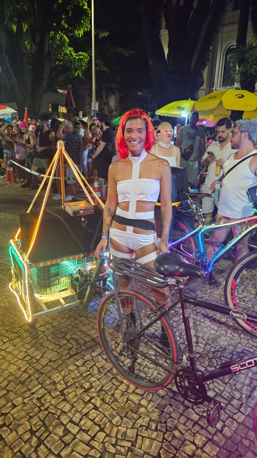 Bloco da Bicicletinha, em BH, reúne ciclofoliões com bikes 'fantasiadas', luzes e muito 'som da caixinha' em clima de balada na rua