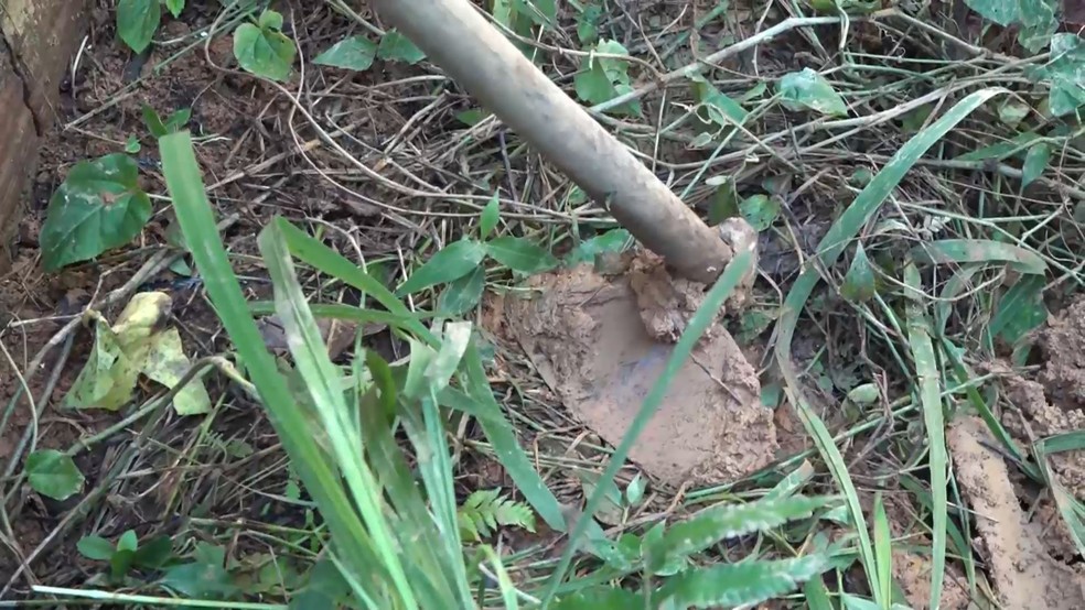 Família encontrou enxada suja de lama em quintal enquanto procurava pela menina de 18 anos — Foto: Reprodução/TV Gazeta