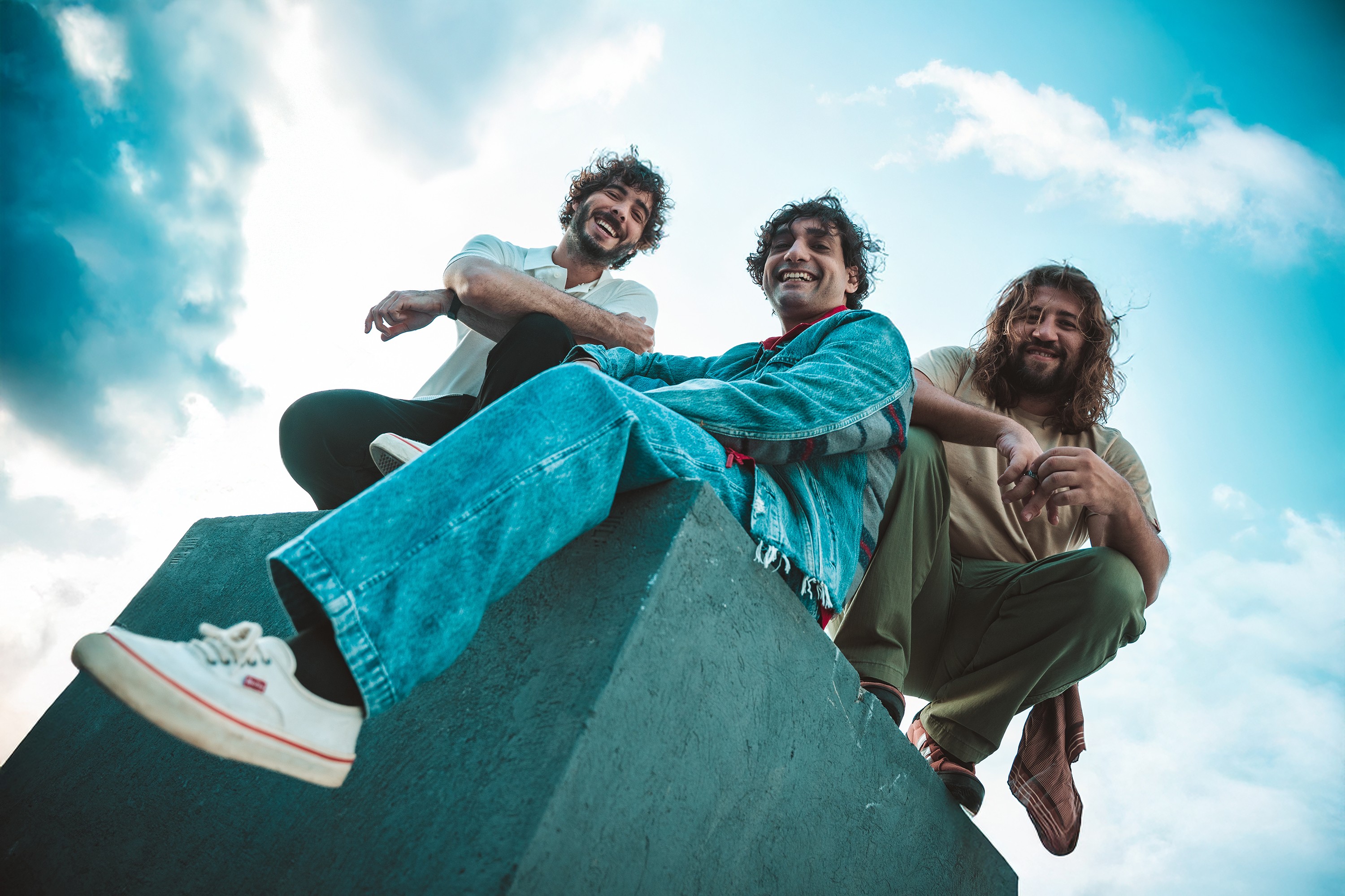 Cor dos Olhos, trio dissidente da banda cearense Selvagens à Procura de Lei, lança o primeiro álbum e sai em turnê