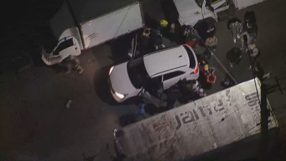 Grupo ataca motorista e tomba carro no Morumbi, Zona Sul de SP — Foto: Reprodução/TV Globo