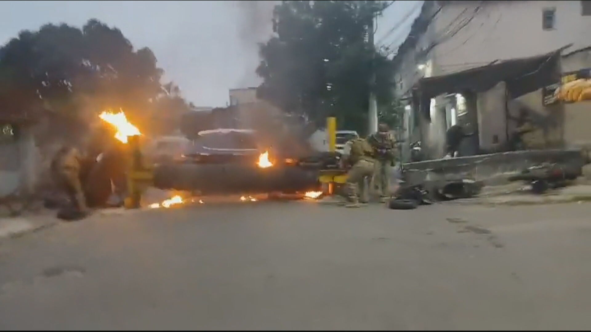 Polícia Militar faz operação no Morro da Mangueira; tráfico reage incendiando barricadas 