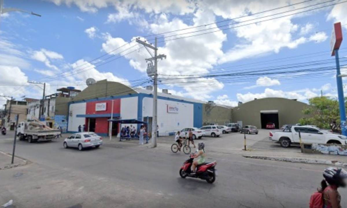 Homem morre após cair de 10 metros de altura durante serviço em supermercado de Salvador