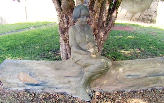 Estátua homenageia mãe de Pelé em Três Corações