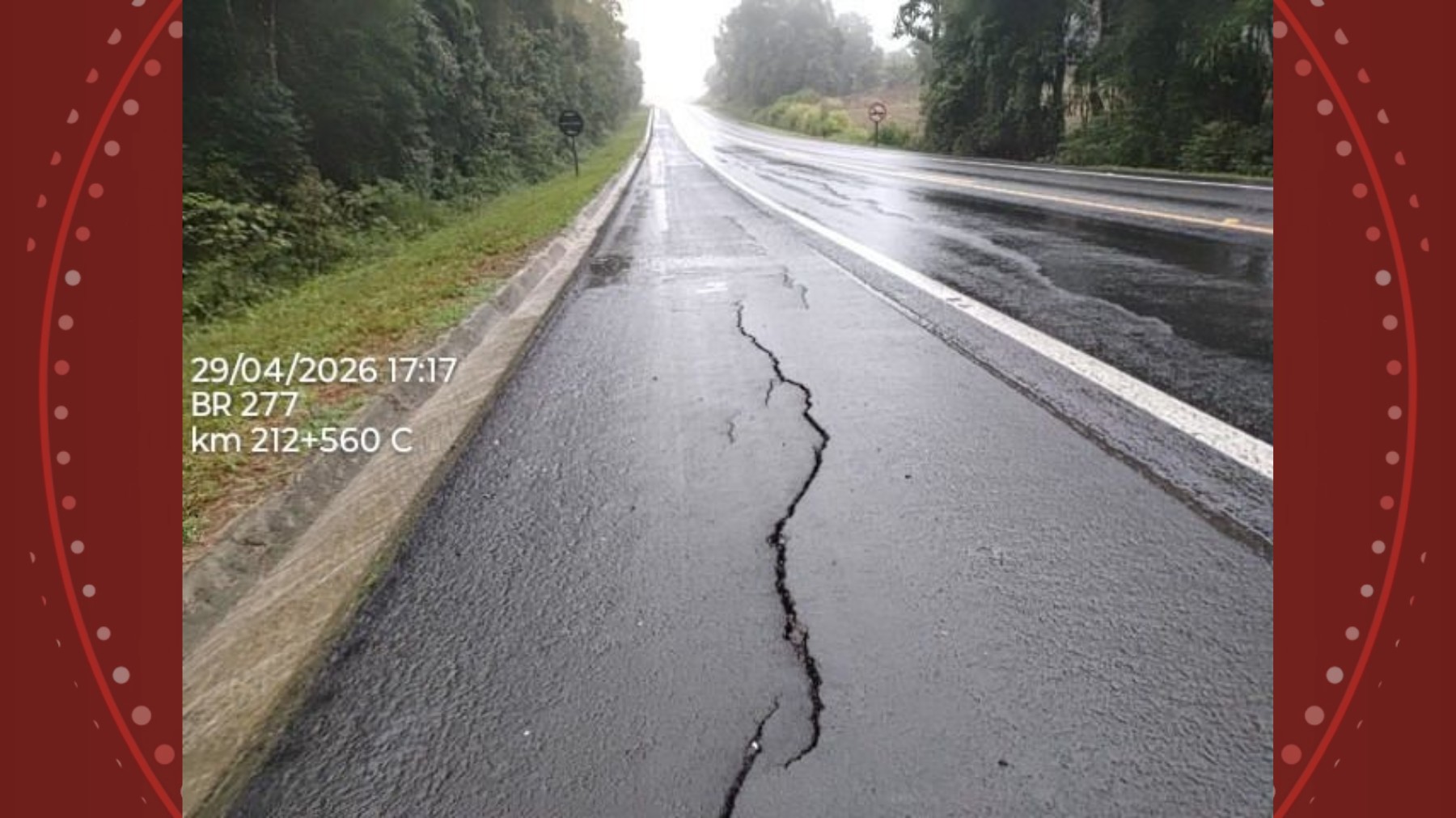 Asfalto racha em meio à chuva e pista da BR-277 é interditada no Paraná